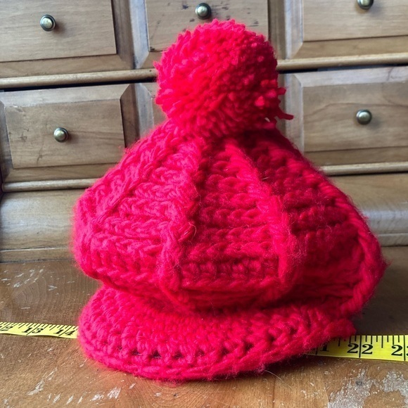 Accessories - ❤️ JAPAN MADE RED ACRYLIC GOLF SNOW WINTER HAT WITH BRIM & FUZZY BALL TOP VNTG